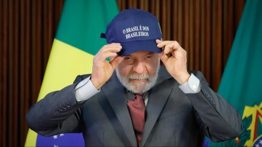 Na imagem, Lula veste boné com os dizeres: 