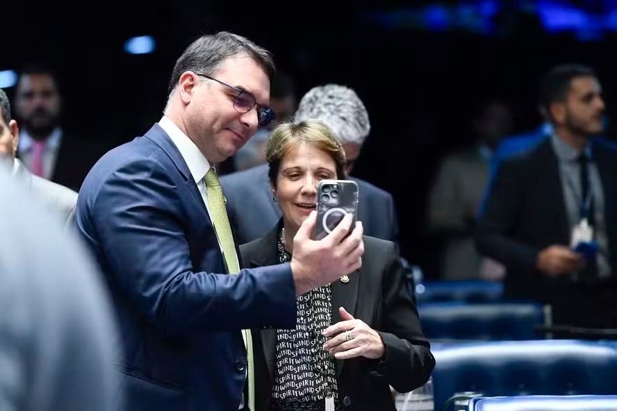 Os senadores Flávio Bolsonaro (PL-RJ) e Tereza Cristina (PP-MS) no plenário do Senado Federal — Foto: Roque de Sá/Agência Senado