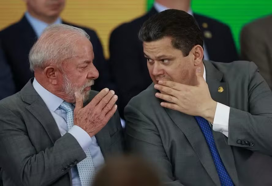 O presidente Lula e o presidente do Senado, Davi Alcolumbre, conversam na posse de José Guimarães — Foto: Cristiano Mariz