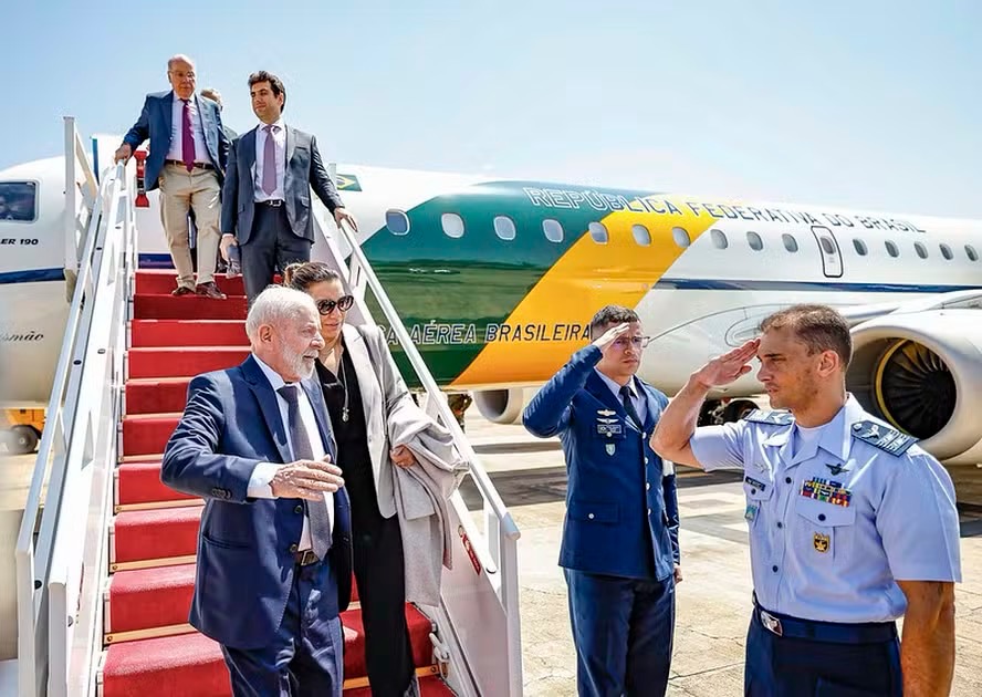 Lula desembarca na Base Aérea de Brasília, após viagem ao México — Foto: Ricardo Stuckert / PR