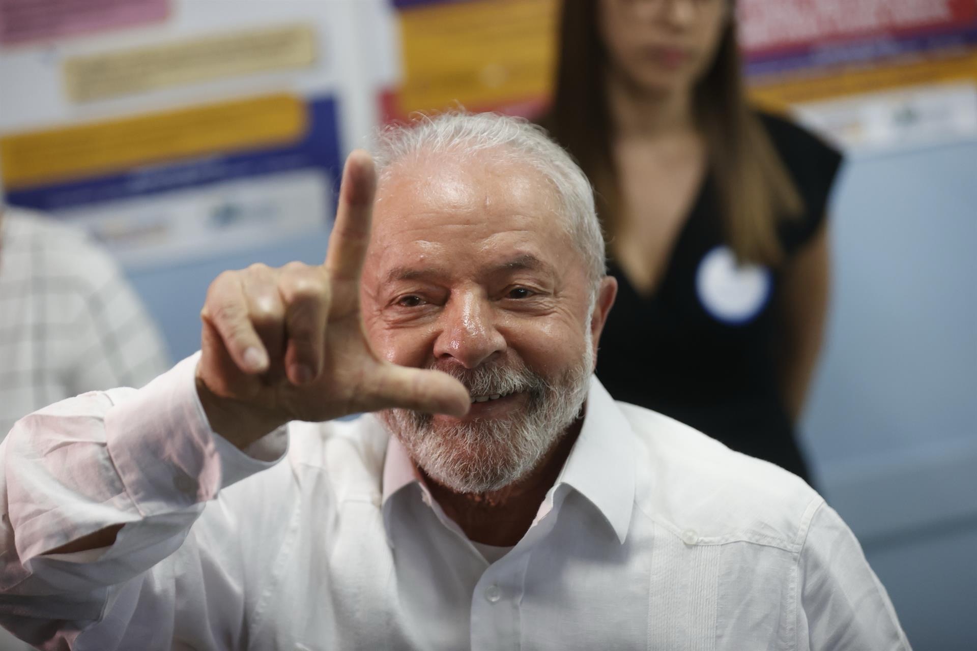 Lula fazendo o L | Faz o L | Foto: EFE/ Fernando Bizerra