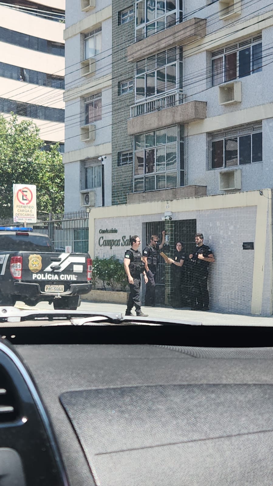 Polícia Civil  em prédio no Tirol