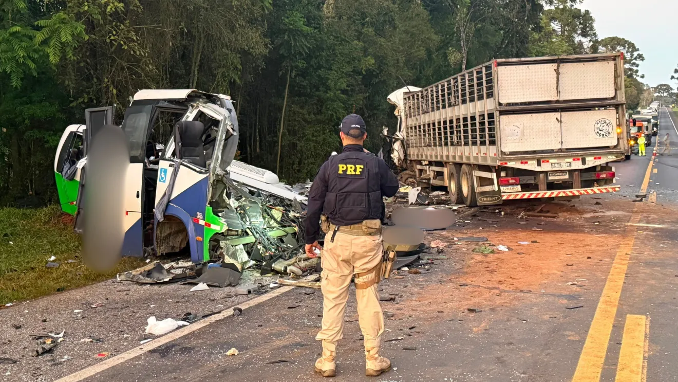 Acidente entre micro-ônibus e carreta deixa pelo menos 22 mortos no Paraná