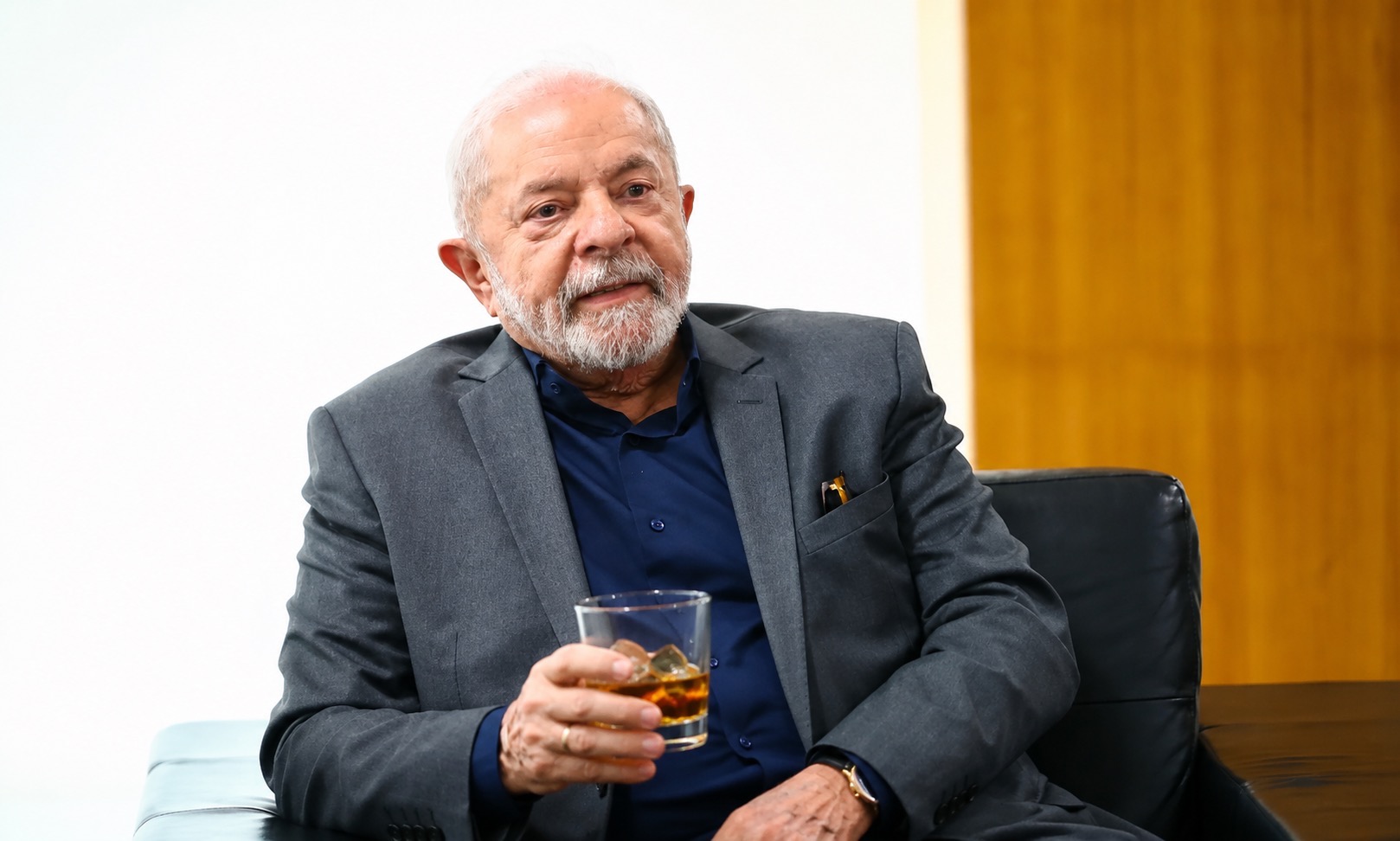 Lula tomando uisque | imagem gerada por IA
