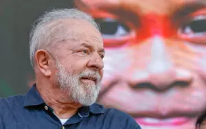 Lula e indígena |  | Foto: Divulgação