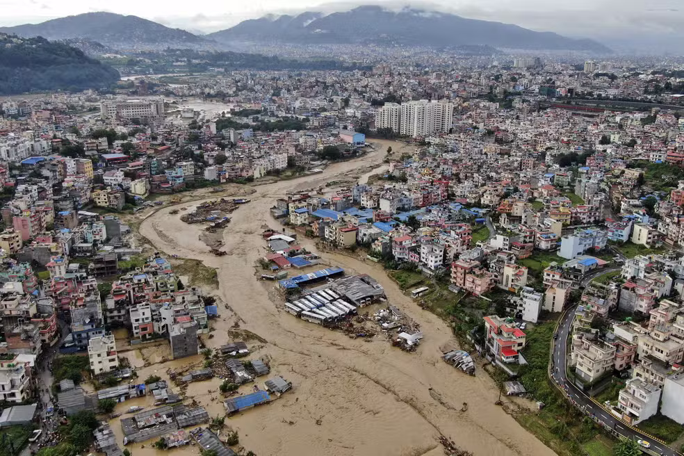 Enchente repentina no Nepal deixa centenas de desaparecidos