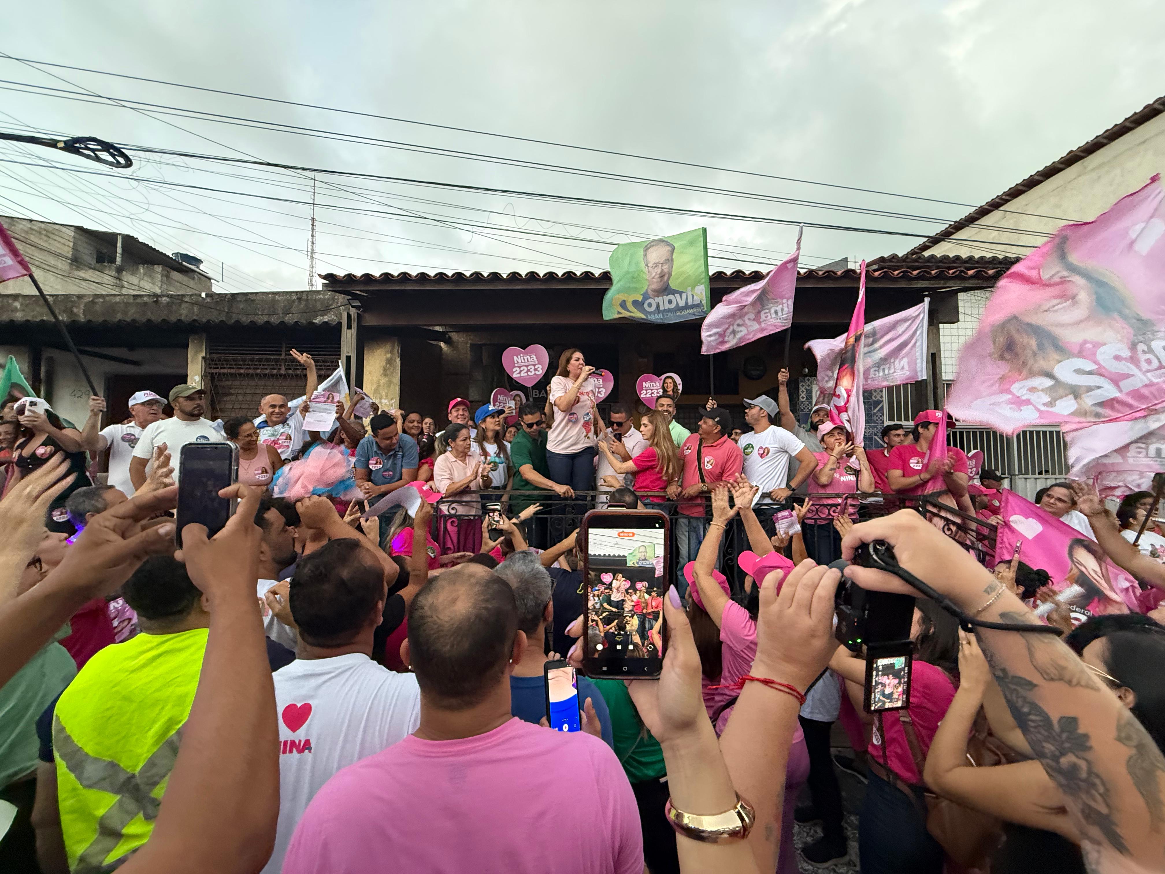 Onda Rosa reúne apoiadores de Nina Souza em caminhada pelas ruas de Mãe Luiza