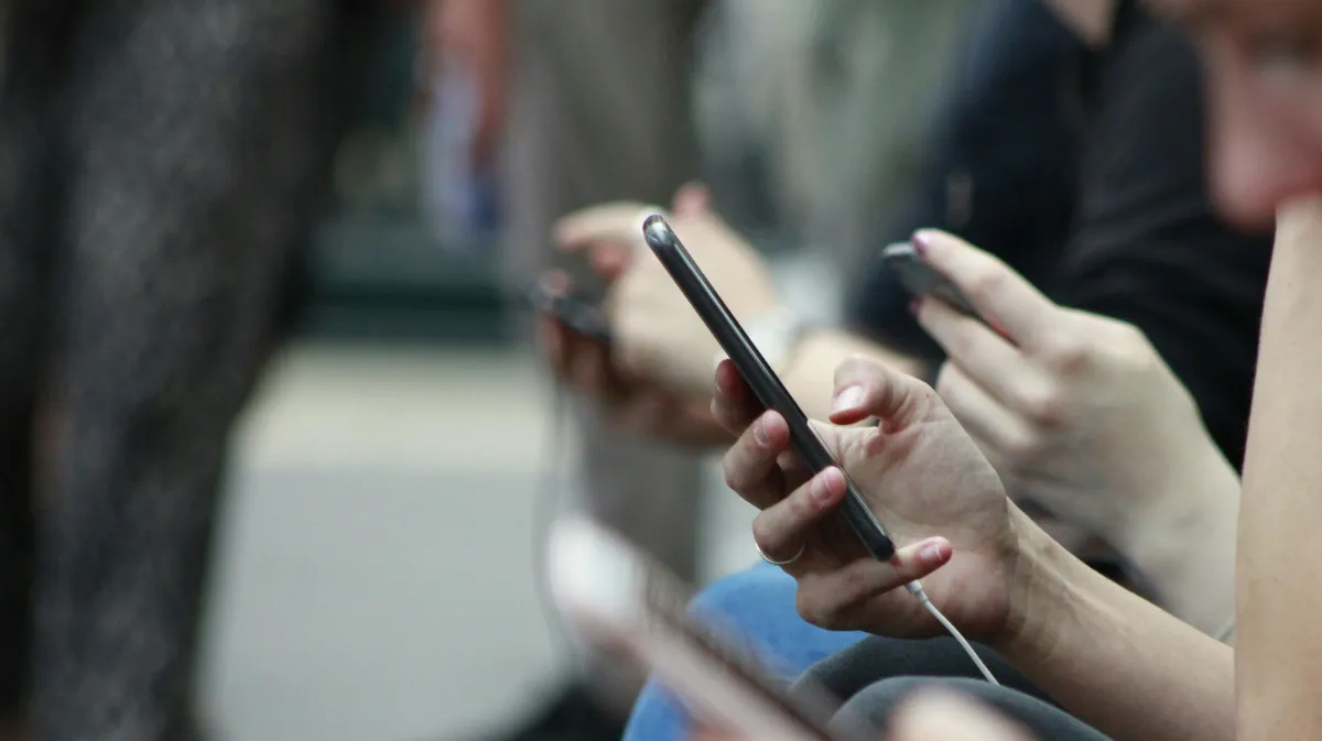 Jovem-mexendo-no-celular-e1784764976207.webp