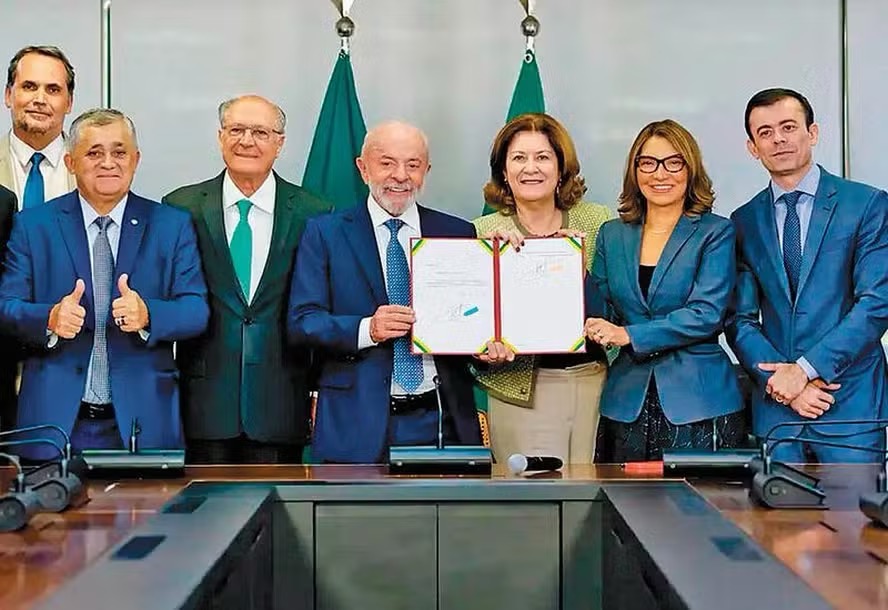 Lula assina MP que acaba com 'taxa das blusinhas' — Foto: Wallison Breno/Divulgação/PR