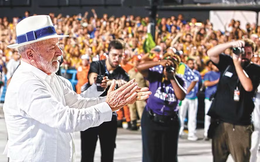 Lula acompanha desfile na Sapucaí: homenagem ao petista em enredo da Acadêmicos de Niterói gera reação da oposição, que prepara ações na Justiça — Foto: Marcelo Theobald/15-2-2026
