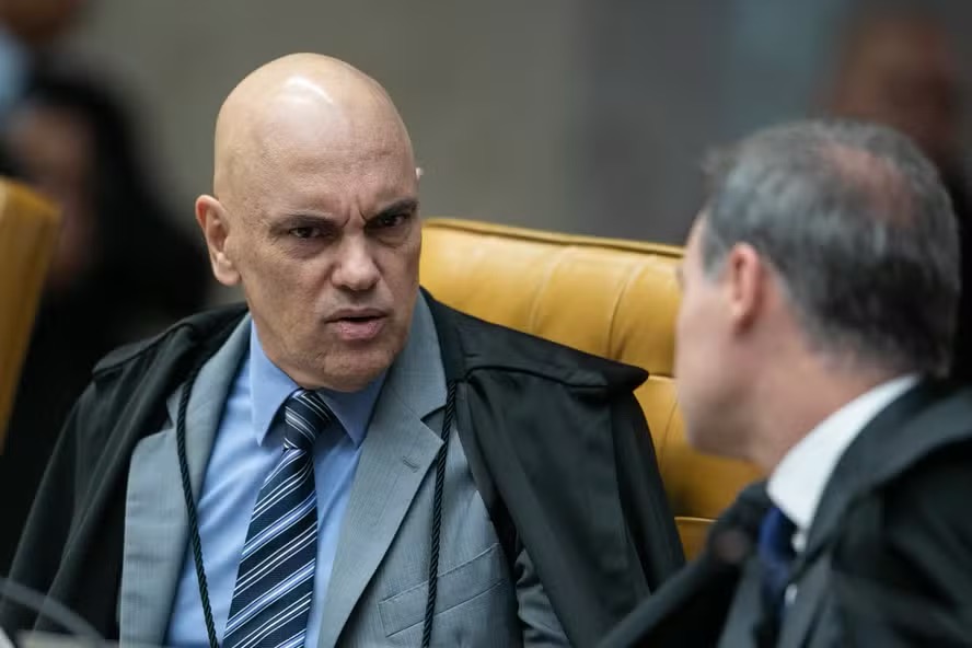 Ministro Alexandre de Moraes e André Mendonça durante sessão plenária no STF — Foto: Brenno Carvalho / Agência O Globo