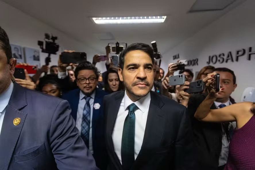 Jorge Messias passa por sabatina na Comissão de Constituição e Justiça (CCJ) no Senado Federal — Foto: Brenno Carvalho / Agência O Globo