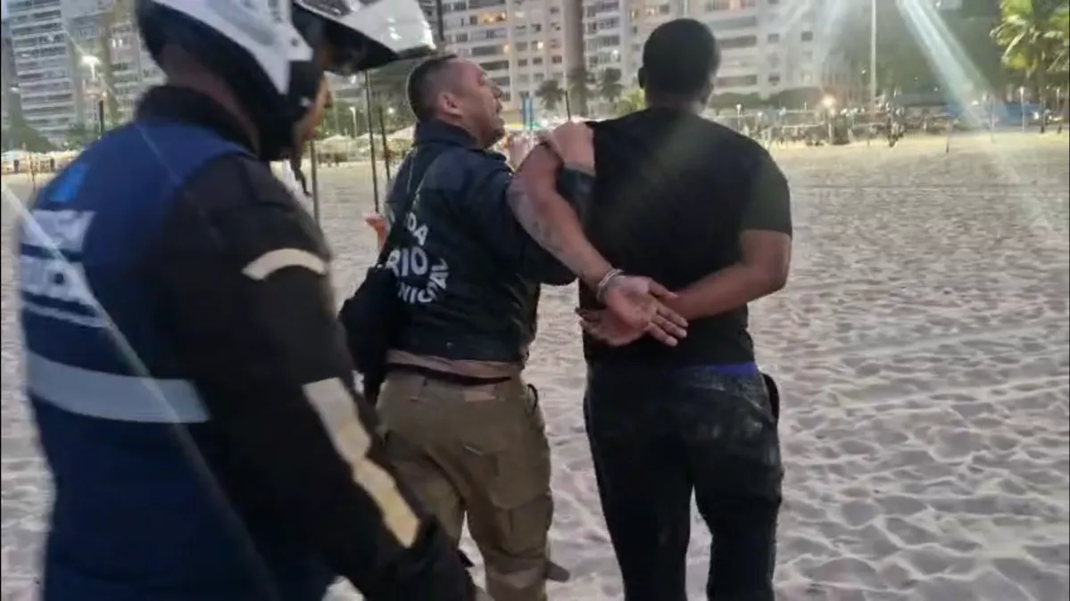 Homem vende biscoito e biquíni por R$ 1 mil para turista e é preso