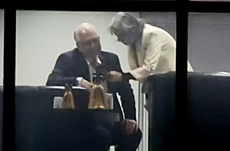 O presidente do STF, Edson Fachin, conversa com Cármen Lúcia no gabinete da ministra no STF na noite de quinta Imagem: Pedro Ladeira/Folhapress