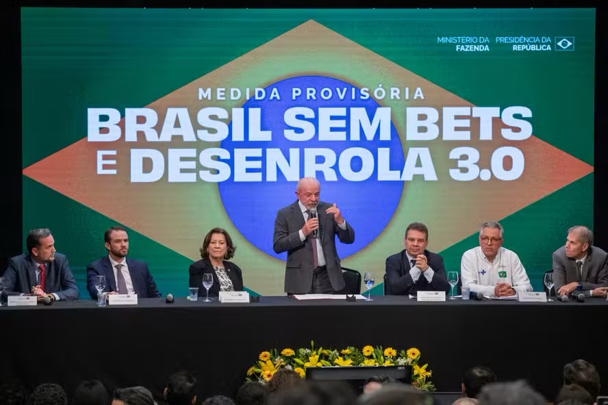 Presidente Lula e ministros anuncia o fim das bets. — Foto: Edilson Dantas / O Globo