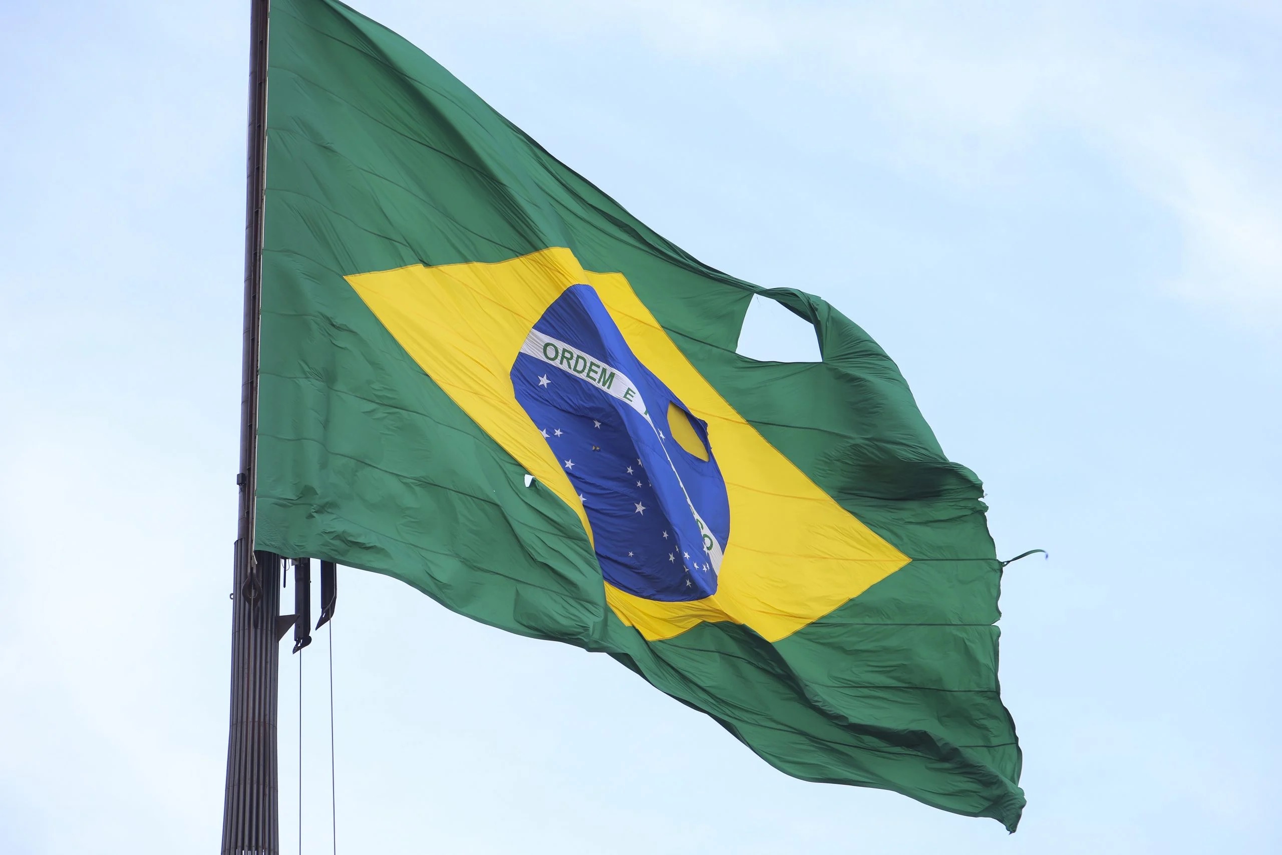 bandeira do brasil rasgada | Sergio Lima