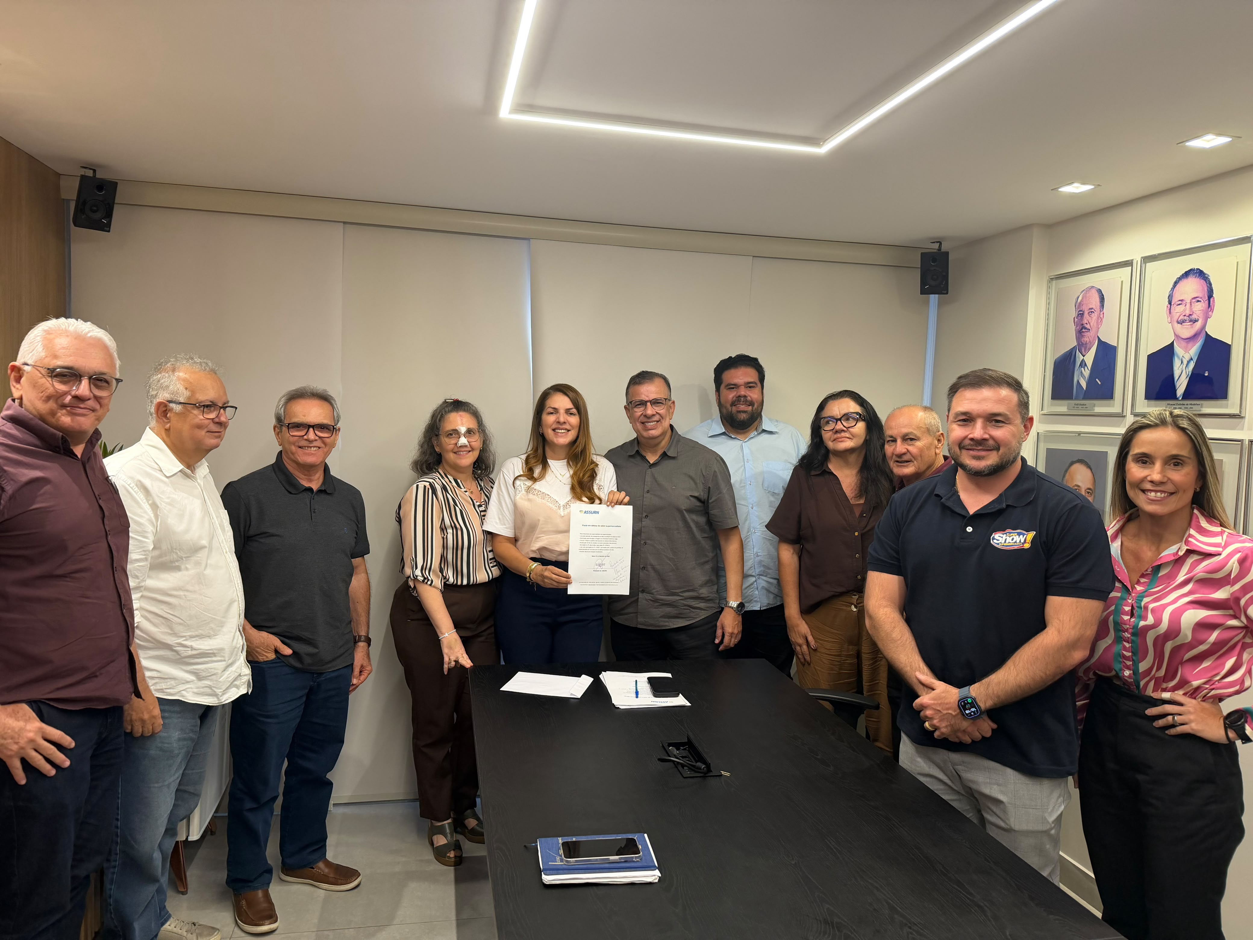 “Empreendedorismo é ferramenta de transformação social”, afirma Nina Souza ao receber carta da ASSURN