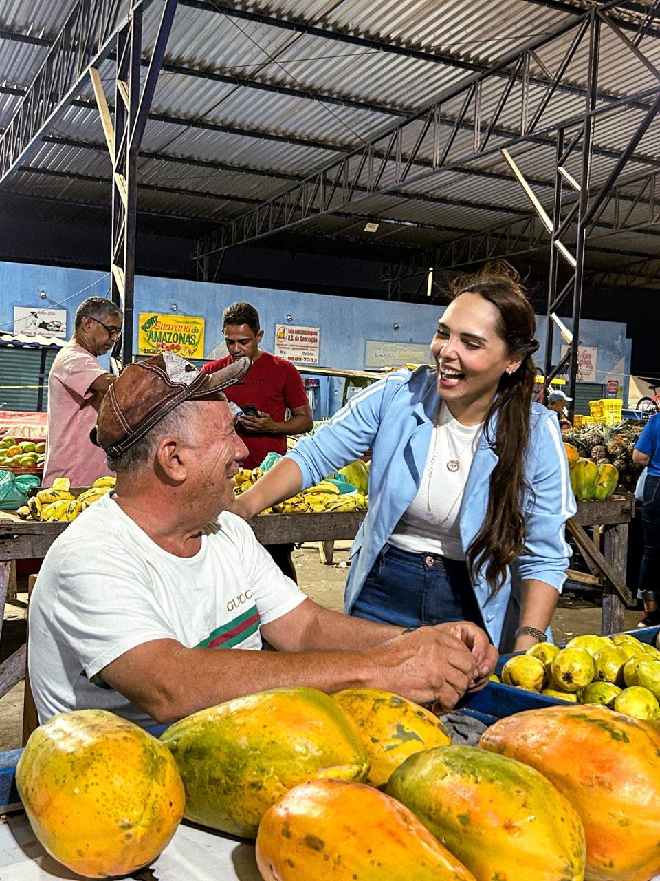 Polyanna Dantas ganha espaço entre eleitores de Macau com campanha de casa em casa