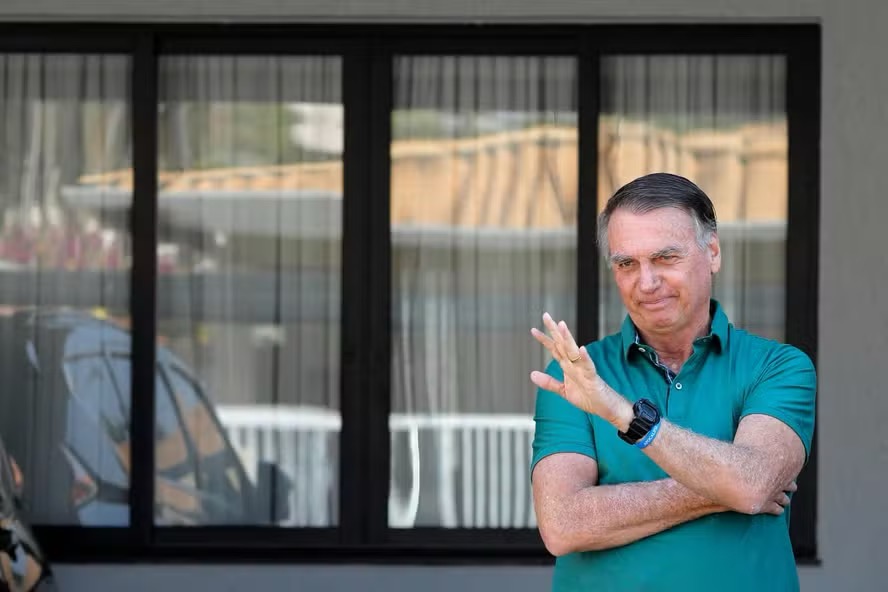 O ex-presidente brasileiro Jair Bolsonaro acena em sua residência em Brasília — Foto: Sergio Lima / AFP