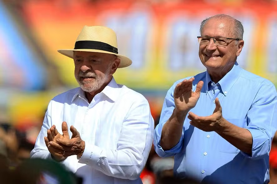 Lula e Geraldo Alckmin durante ato de campanha — Foto: Miguel SCHINCARIOL / AFP
