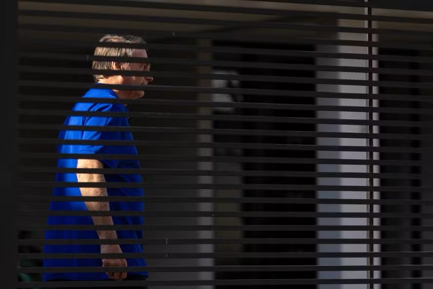 O ex-presidente Jair Bolsonaro em prisão domiciliar em sua casa, em Brasília — Foto: Brenno Carvalho/Agência O Globo/27-08-2025