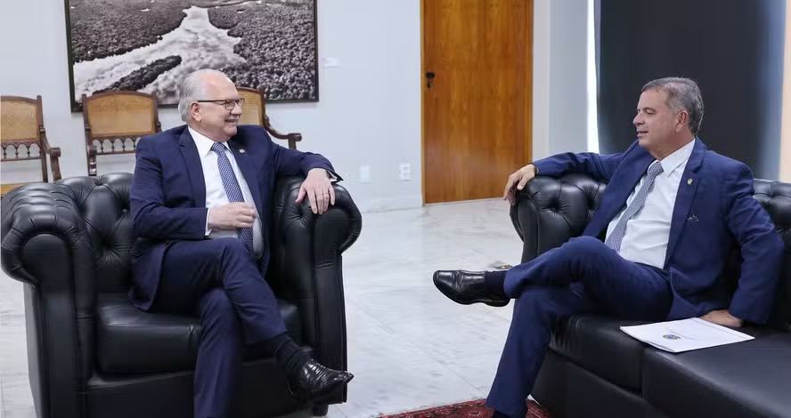 Edson Fachin, presidente do STF, em audiência com senador Rogério Marinho (PL-RN), coordenador de campanha de Flávio Bolsonaro — Foto: Rosinei Coutinho/STF