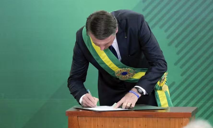 Jair Bolsonaro usa caneta Compactor e relógio Aqua no dia da posse, em 2019 — Foto: Roque de Sá / Agência Senado