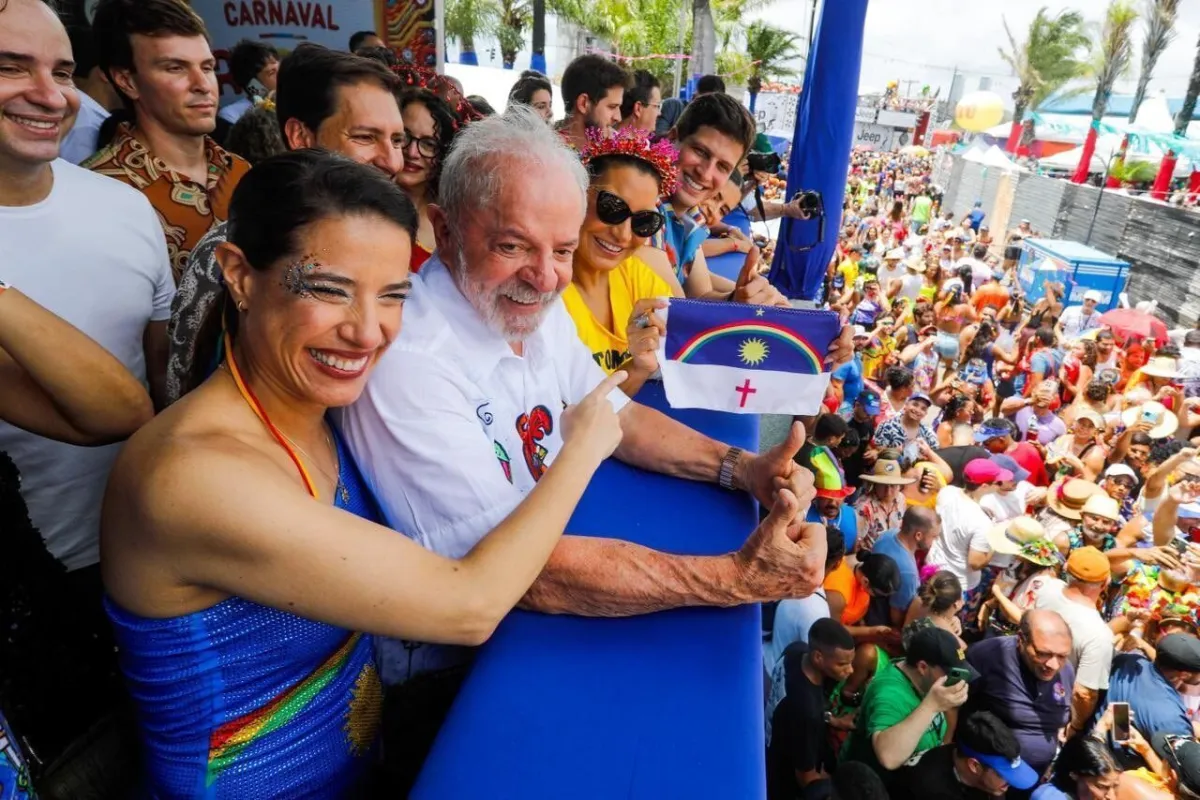 Lula-e-autoridades-no-Galo-da-Madrugada.webp
