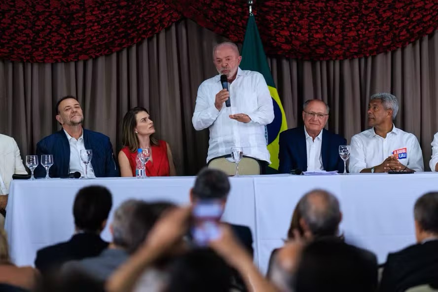 O presidente Lula em reunião com aliados — Foto: Brenno Carvalho/Agência O Globo