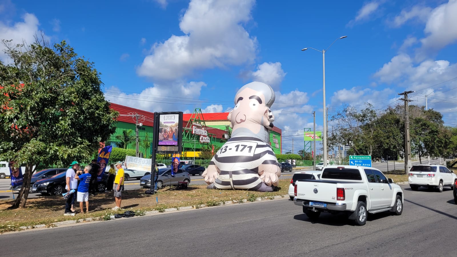 Com Lula em Natal, Pixuleco reaparece nas ruas da cidade