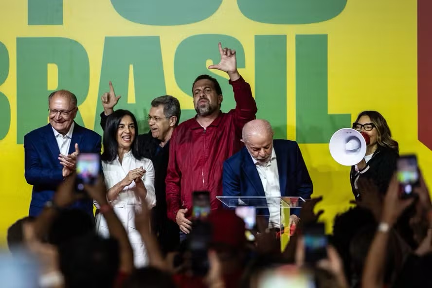 A primeira-dama Janja da Silva entrou com megafone na mão no palco onde Lula fez pronunciamento sobre o resultado do primeiro turno — Foto: Maria Isabel Oliveira / O Globo