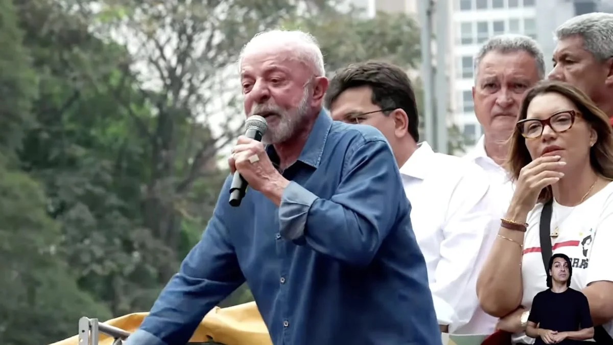 Lula discursou durante ato em São Paulo neste domingo (11.out); na imagem, aparecem Rafael Fonteles, Rui Costa, Jerônimo Rodrigues e Janja da Silva