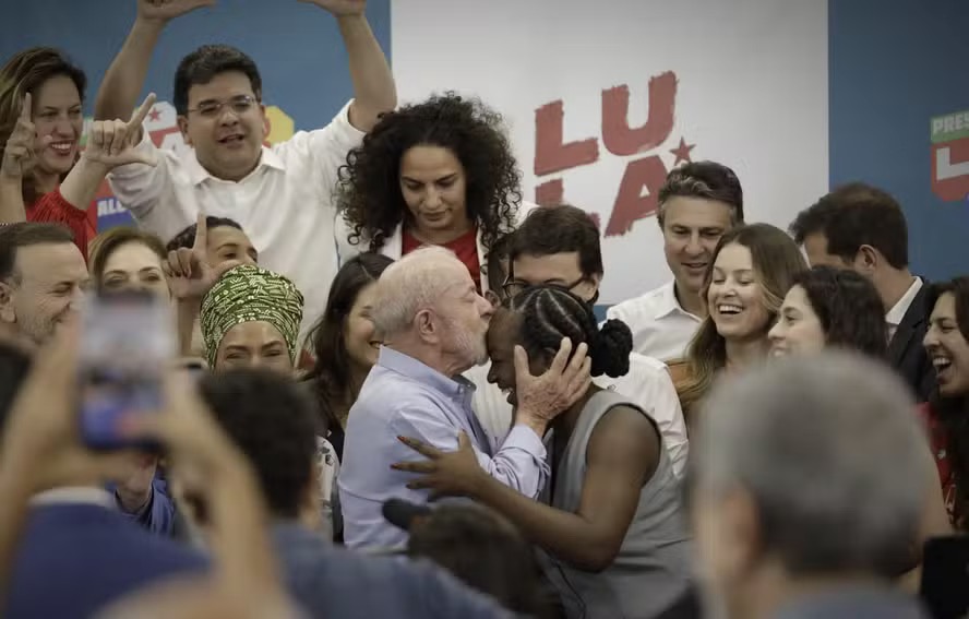 Lula beija a deputa eleita Ana Elisa (PT-MG), de 21 anos: um encontro que quase não aconteceu — Foto: Cristiano Mariz / O Globo