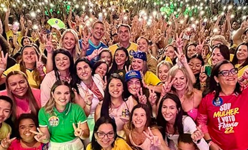 e31c6290-flavio-bolsonaro-no-rio-de-janeiro-12out26-by-div.jpg