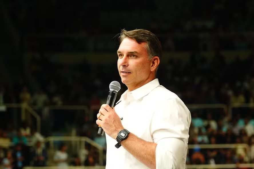 Flávio Bolsonaro faz campanha em evento do centenário da Assembleia de Deus — Foto: Charles Vieira/ Divulgação