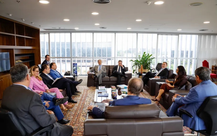 O presidente do TSE, Nunes Marques, e seu vice, André Mendonça, recebem as campanhas dos candidatos Flávio Bolsonaro e Lula, na sede da Corte, em Brasília - 13/10/2026 | Foto: Luiz Roberto/TSE