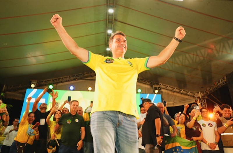 Flávio Bolsonaro (PL) em campanha. (Foto: Charles Vieira).