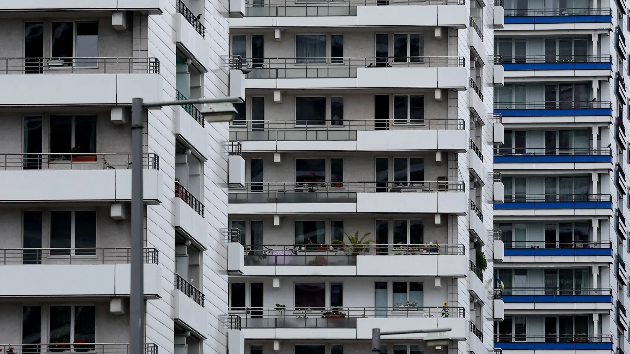 Após a vitória nas eleições de Berlim em 20 de setembro, o partido A Esquerda busca avançar com os planos de expropriação de imóveis de grandes empresas do setor imobiliário (Foto: FILIP SINGER/EFE)
