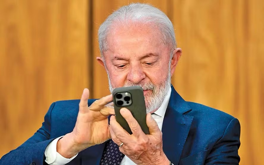 LULA CELULAR | Foto: EVARISTO SA / AFP/13-8-2025