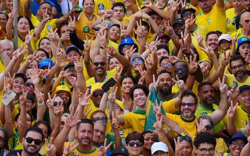 Os cariocas compareceram em massa no comício de Flávio Bolsonaro (PL) neste sábado (24) na Barra da Tijuca - Foto: Charles Vieira.