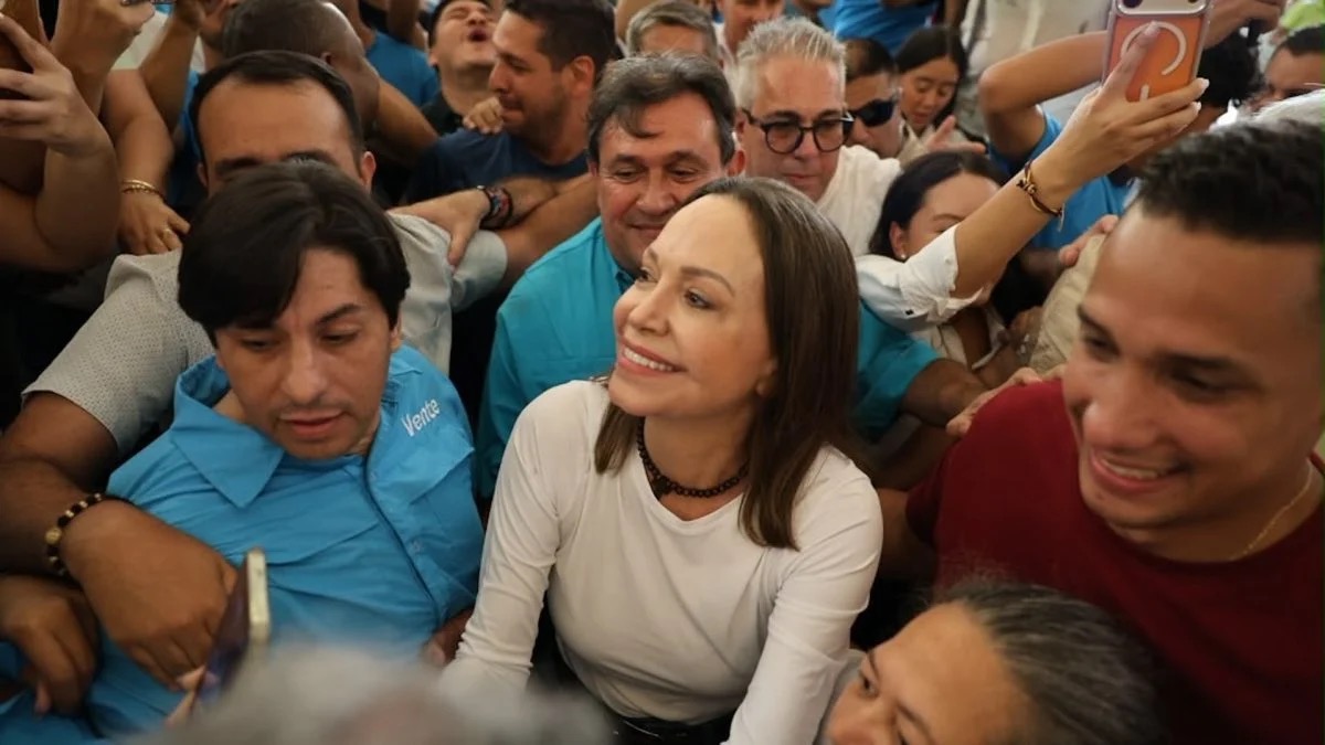 María Corina Machado é recebida por apoiadores na Venezuela