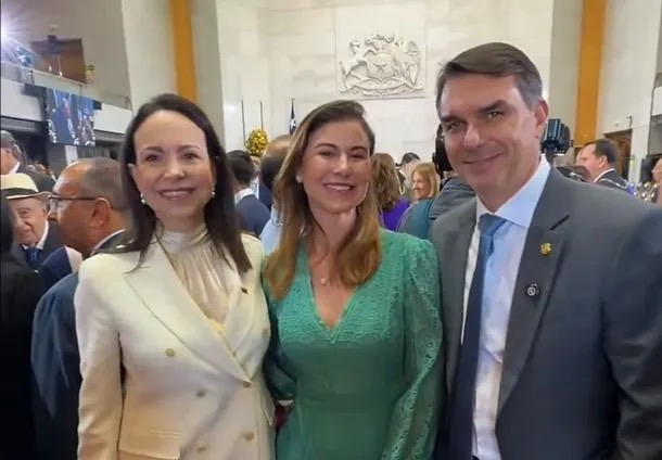 Flávio Bolsonaro, María Corina Machado e Fernanda Bolsonaro na posse do novo presidente chileno.  • Reprodução/Redes Sociais