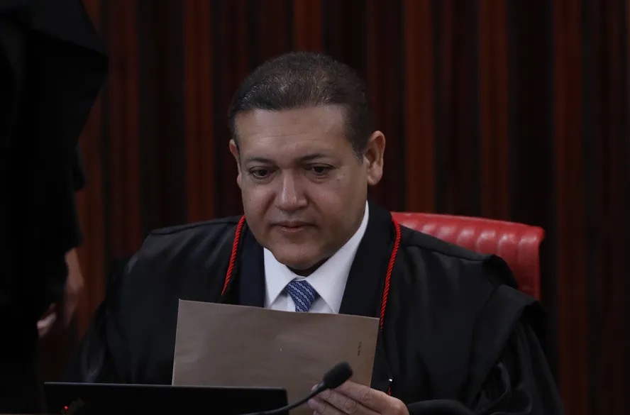 Ministro Nunes Marques durante julgamento no TSE — Foto: Cristiano Mariz/O Globo