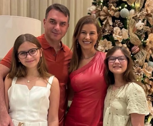 FLÁVIO BOLSONARO E A FAMILIA 