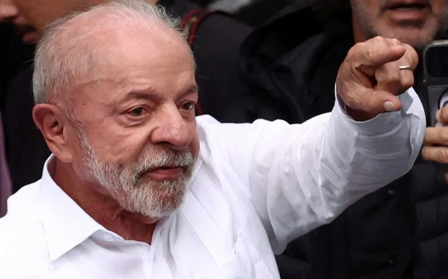 Lula chega a uma seção eleitoral para votar no segundo turno das eleições presidenciais, em São Bernardo do Campo - 25/10/2026 | Foto: Jean Carniel/Reuters