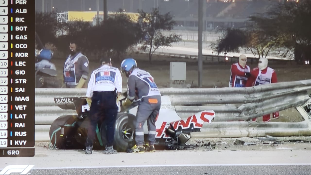 Impressionante: Carro bate forte e pega fogo na F1