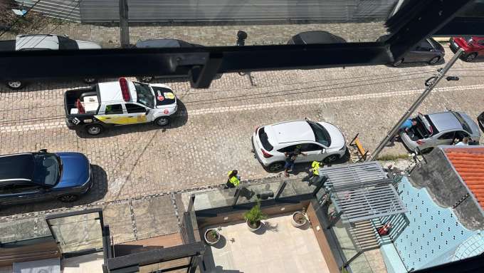 Carro impede saída de moradores em condomínio; STTU não tem guincho para rebocar