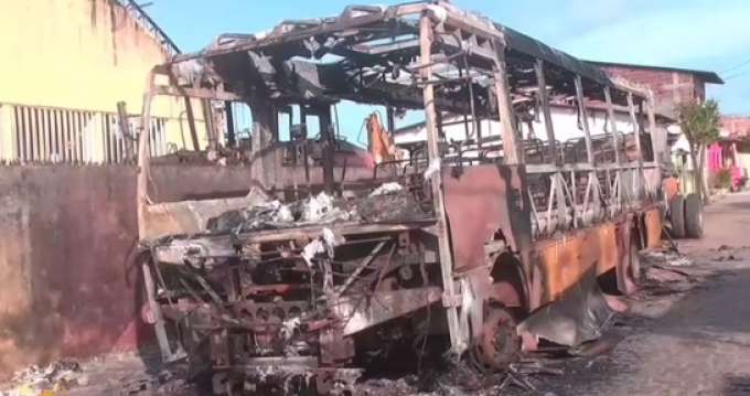 Tudo “normal”: Bandidos tocam fogo em ônibus e em máquina patrol em Baía Formosa