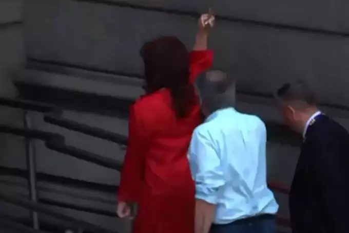 Mario Sabino: O gesto obsceno de Cristina Kirchner é sinal do que Milei enfrentará