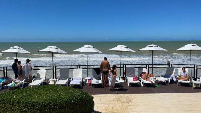 Tubarão grande aparece na frente do Hotel SERHS